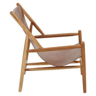 Kendari Antique Brown Leather and Teak Wood Modern Sling Chair – in room setting