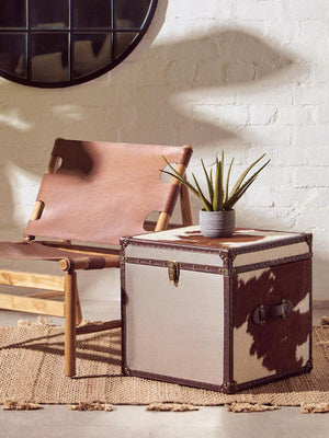 Kendari Antique Brown Leather and Teak Wood Sling Chair – in room setting