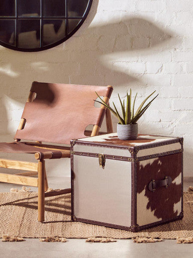 Kendari Antique Brown Leather and Teak Wood Sling Chair – in room setting