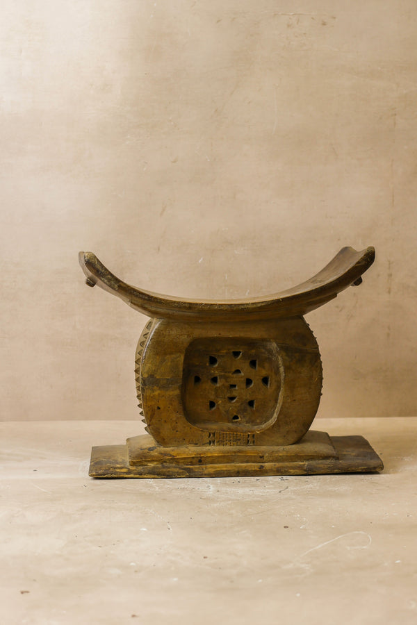 Ashanti Stool – angle view